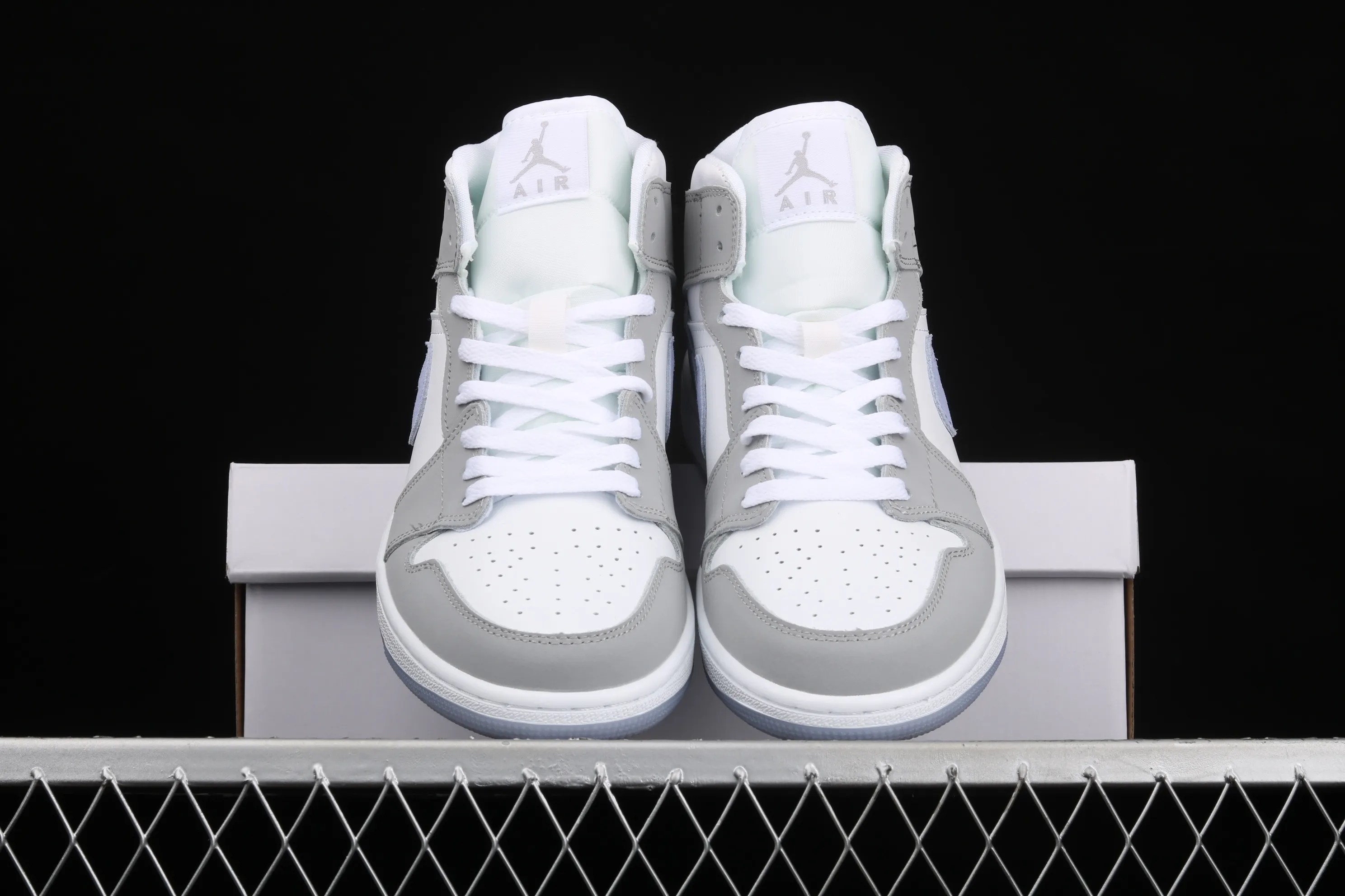 All categories Air Jordan Jordan series basketball shoes Air Jordan 1 Mid Air Jordan 1 Mid AJ1 Joe 1 Zhongbang white gray blue color BQ6472-105